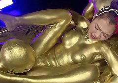 LB reccomend body painting gold